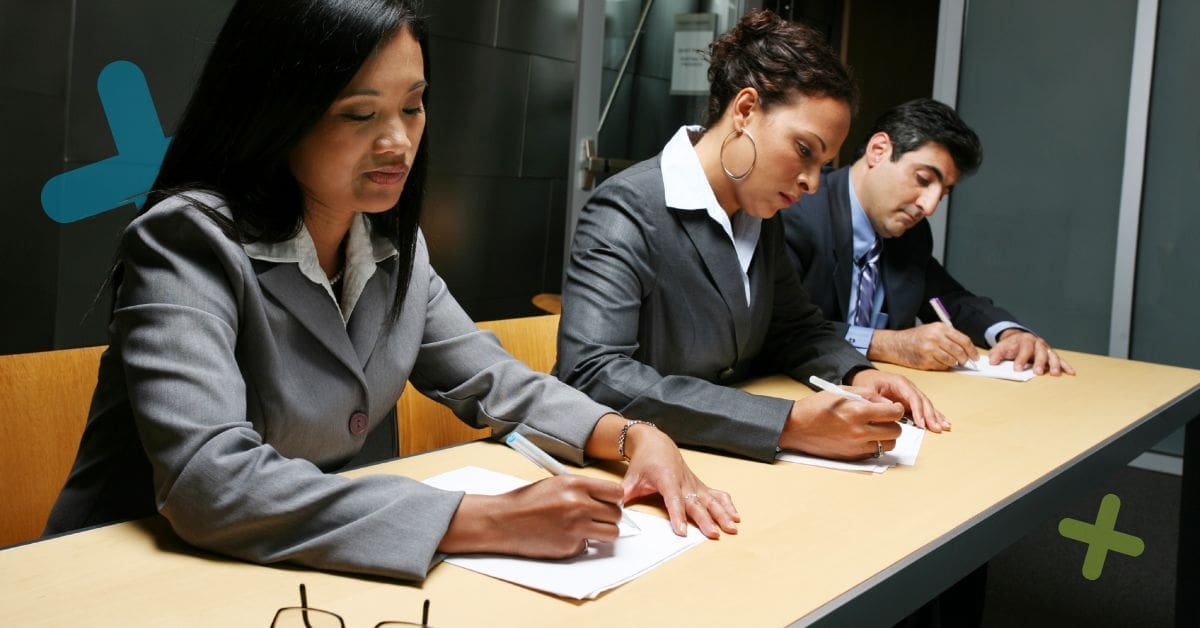 Illustration d'un audit blanc en cours, montrant des auditeurs examinant des documents.