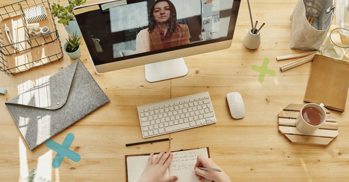 Un auditeur externe en viso conférence avec un salarié