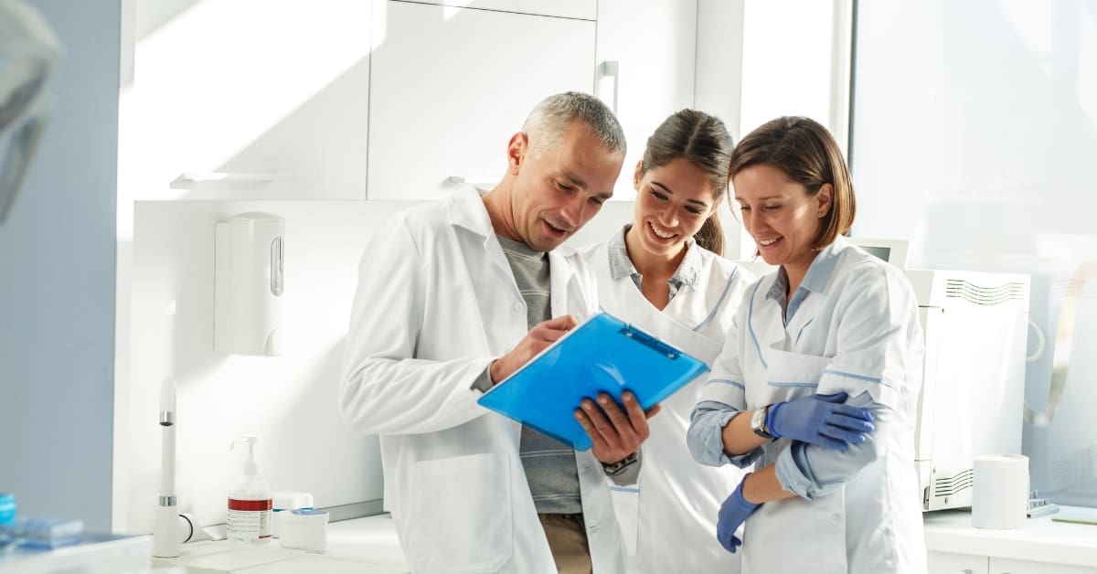 Une équipe de professionnels en tenue de sécurité inspecte un entrepôt alimentaire, garantissant la conformité aux normes de sécurité alimentaire et aux exigences du British Retail Consortium (BRC). Ils veillent à la qualité des produits alimentaires en s'assurant que tous les processus respectent les certifications en vigueur.